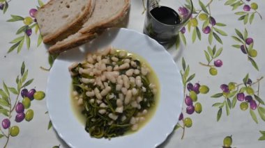 Fasulye ve hindiba çorbası. Geleneksel bir İtalyan yemeği. Fakir ama lezzet bakımından zengin. Zevkli bir köylü yemeği..