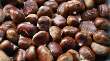Kavrulmuş kestaneler, delinmiş bir tavada yavaşça ateşin üzerinde pişer: sonbaharda masadan kaybolmazlar.
