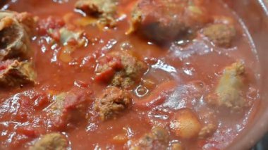 Köfte ve sosisli et yahnisi çok zengin ve lezzetli bir ikinci yemektir, terakotta tavasında yavaş yavaş pişer ve az malzemeyle ağız sulandırıcı bir sonuç verir..