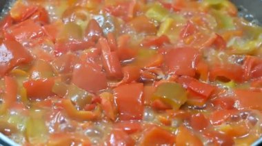 Biberler bir tavada pişiriliyor ve bayat ekmekten yapılan bir sos ile tatlandırılıyor ve tercih ettiğiniz diğer malzemeler, pekorino, maydanoz ve diğerleri gibi..