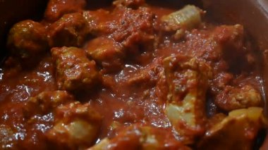 Köfte ve sosisli et yahnisi çok zengin ve lezzetli bir ikinci yemektir, terakotta tavasında yavaş yavaş pişer ve az malzemeyle ağız sulandırıcı bir sonuç verir..