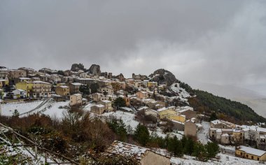 Molise 'nin Isernia eyaletinde 732 nüfuslu bir İtalyan kasabasıdır ve Samnite Mabedi ile ünlüdür..