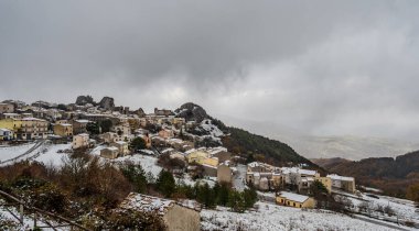 Molise 'nin Isernia eyaletinde 732 nüfuslu bir İtalyan kasabasıdır ve Samnite Mabedi ile ünlüdür..