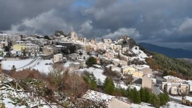 Molise 'nin Isernia eyaletinde 732 nüfuslu bir İtalyan kasabasıdır ve Samnite Mabedi ile ünlüdür..