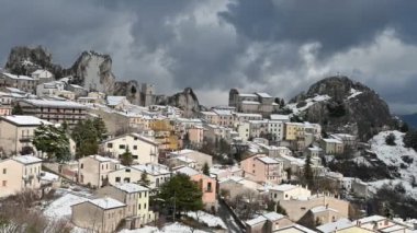 Molise 'nin Isernia eyaletinde 732 nüfuslu bir İtalyan kasabasıdır ve Samnite Mabedi ile ünlüdür..