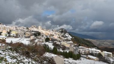 Molise 'nin Isernia eyaletinde 732 nüfuslu bir İtalyan kasabasıdır ve Samnite Mabedi ile ünlüdür..