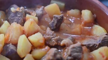 Büyükannenin patates güveci, basit bir tarif, ama eski geleneklerin bize öğrettiği gibi zengin ve sağlıklı bir tadı var. Olağanüstü bir aroması ve tadı olan lezzetli bir yemek..