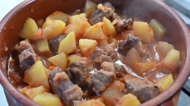 Büyükannenin patates güveci, basit bir tarif, ama eski geleneklerin bize öğrettiği gibi zengin ve sağlıklı bir tadı var. Olağanüstü bir aroması ve tadı olan lezzetli bir yemek..