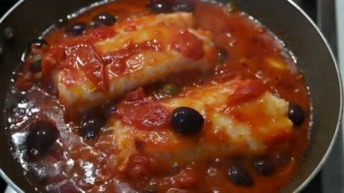 Domates sosu ve zeytin ve kapari ile pişirilmiş morina balığı, güçlü ve dengeli bir Akdeniz tadında lezzetli bir ikinci yemektir..
