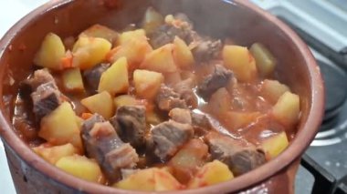 Büyükannenin patates güveci, basit bir tarif, ama eski geleneklerin bize öğrettiği gibi zengin ve sağlıklı bir tadı var. Olağanüstü bir aroması ve tadı olan lezzetli bir yemek..