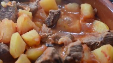 Büyükannenin patates güveci, basit bir tarif, ama eski geleneklerin bize öğrettiği gibi zengin ve sağlıklı bir tadı var. Olağanüstü bir aroması ve tadı olan lezzetli bir yemek..