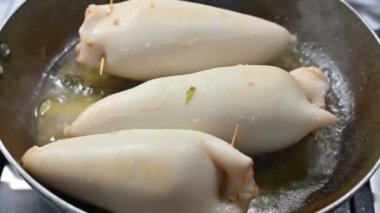 Doldurulmuş mürekkep balığı lezzetli ve çabuk pişiyor, tavada pişiriliyor, domatessiz. Ekmek, sarımsak ve maydanoz üzerine kurulu rendelenmiş limon aromalı dolgu çok basit..