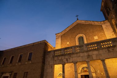 San Clemente Katedrali Teano şehrinin başlıca ibadet yeri ve Teano-Calvi piskoposluğunun merkezidir.
