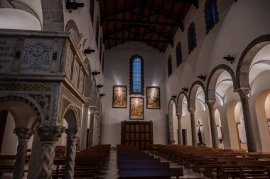 San Clemente Katedrali Teano şehrinin başlıca ibadet yeri ve Teano-Calvi piskoposluğunun merkezidir.