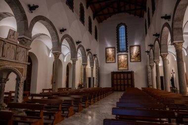 San Clemente Katedrali Teano şehrinin başlıca ibadet yeri ve Teano-Calvi piskoposluğunun merkezidir.