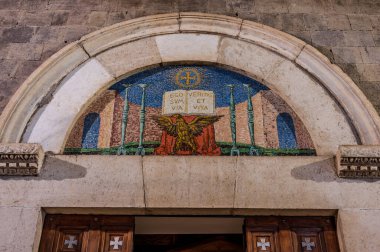 San Clemente Katedrali Teano şehrinin başlıca ibadet yeri ve Teano-Calvi piskoposluğunun merkezidir.