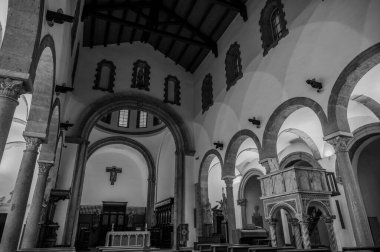 San Clemente Katedrali Teano şehrinin başlıca ibadet yeri ve Teano-Calvi piskoposluğunun merkezidir.