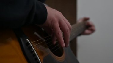 Oğlan ve Akustik Gitar, akustik gitardır. Ses tellerinin titreşimi ile üretilir ve ses panosunun tınısı aracılığıyla ses yoğunluğu ile yayılır..
