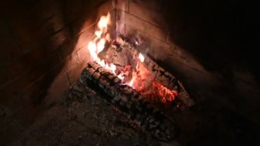 Orman şöminesinin büyüsü, kışın dışarıda kar yağarken, kutup soğuğu şiddetlenirken, odunları yakan şömine, sizi sıcak ve rahatlatıcı bir kucaklama içinde tutar..