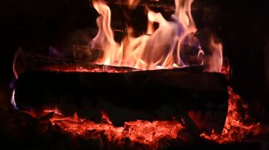 Orman şöminesinin büyüsü, kışın dışarıda kar yağarken, kutup soğuğu şiddetlenirken, odunları yakan şömine, sizi sıcak ve rahatlatıcı bir kucaklama içinde tutar..