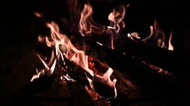 Orman şöminesinin büyüsü, kışın dışarıda kar yağarken, kutup soğuğu şiddetlenirken, odunları yakan şömine, sizi sıcak ve rahatlatıcı bir kucaklama içinde tutar..