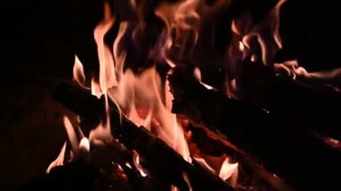 Orman şöminesinin büyüsü, kışın dışarıda kar yağarken, kutup soğuğu şiddetlenirken, odunları yakan şömine, sizi sıcak ve rahatlatıcı bir kucaklama içinde tutar..