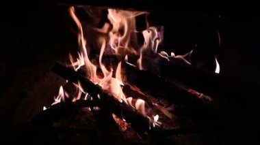 Orman şöminesinin büyüsü, kışın dışarıda kar yağarken, kutup soğuğu şiddetlenirken, odunları yakan şömine, sizi sıcak ve rahatlatıcı bir kucaklama içinde tutar..