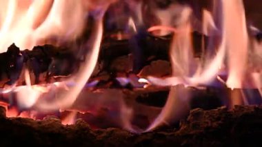 Orman şöminesinin büyüsü, kışın dışarıda kar yağarken, kutup soğuğu şiddetlenirken, odunları yakan şömine, sizi sıcak ve rahatlatıcı bir kucaklama içinde tutar..