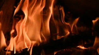 Orman şöminesinin büyüsü, kışın dışarıda kar yağarken, kutup soğuğu şiddetlenirken, odunları yakan şömine, sizi sıcak ve rahatlatıcı bir kucaklama içinde tutar..