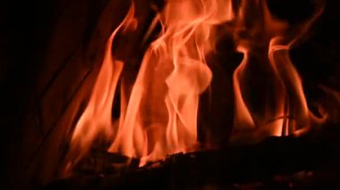 Orman şöminesinin büyüsü, kışın dışarıda kar yağarken, kutup soğuğu şiddetlenirken, odunları yakan şömine, sizi sıcak ve rahatlatıcı bir kucaklama içinde tutar..