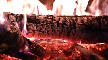 Orman şöminesinin büyüsü, kışın dışarıda kar yağarken, kutup soğuğu şiddetlenirken, odunları yakan şömine, sizi sıcak ve rahatlatıcı bir kucaklama içinde tutar..