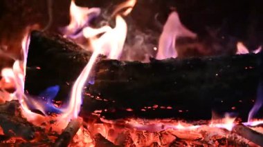 Orman şöminesinin büyüsü, kışın dışarıda kar yağarken, kutup soğuğu şiddetlenirken, odunları yakan şömine, sizi sıcak ve rahatlatıcı bir kucaklama içinde tutar..