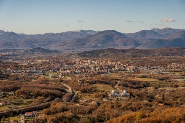 Isernia, Molise, eşanlamlı Molise bölgesinin başkenti, yazın serin iklimi olan ve kışın çok soğuk olmayan hoş bir kasaba..