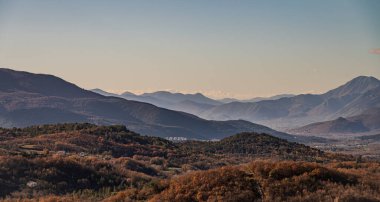 Molise, Adriyatik Denizi kıyısında uzanan bir İtalyan dağlık bölgesidir. Apennine Dağları 'ndaki Abruzzo Milli Parkı' nın zengin bir kısmını kapsıyor..