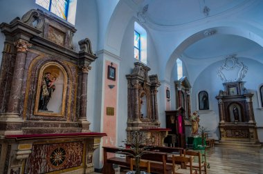 Kilisenin iki göbeği ve dikdörtgen bir planı var. Çevre duvarı taştan yapılmış ve sıvanmış. Kilisenin girişi bir kütüğe çıkan harici bir merdivenden..
