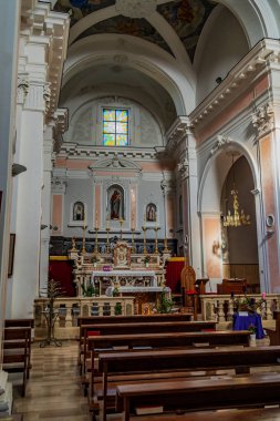Kilisenin iki göbeği ve dikdörtgen bir planı var. Çevre duvarı taştan yapılmış ve sıvanmış. Kilisenin girişi bir kütüğe çıkan harici bir merdivenden..