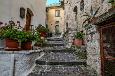 Pesche, Molise 'in Isernia eyaletindeki köy, San Marco Dağı' nın dik yamaçları boyunca tünemişti. Dağın yeşilliğine ve taşların grisine karşı beyaz bir nokta..