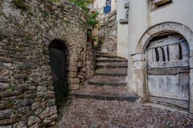 Pesche, Molise 'in Isernia eyaletindeki köy, San Marco Dağı' nın dik yamaçları boyunca tünemişti. Dağın yeşilliğine ve taşların grisine karşı beyaz bir nokta..