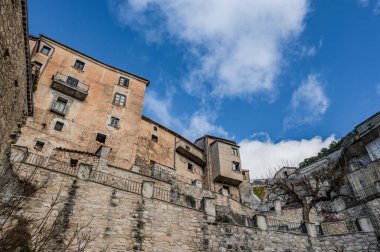 Pesche, Molise 'in Isernia eyaletindeki köy, San Marco Dağı' nın dik yamaçları boyunca tünemişti. Dağın yeşilliğine ve taşların grisine karşı beyaz bir nokta..