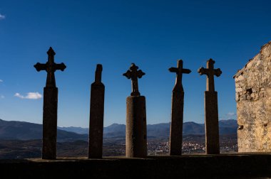 Pesche, Molise 'in Isernia eyaletindeki köy, San Marco Dağı' nın dik yamaçları boyunca tünemişti. Dağın yeşilliğine ve taşların grisine karşı beyaz bir nokta..