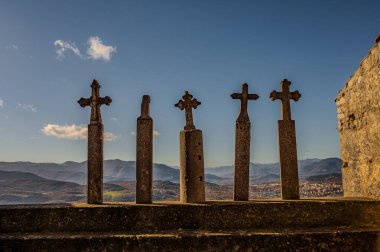 Pesche, Molise 'in Isernia eyaletindeki köy, San Marco Dağı' nın dik yamaçları boyunca tünemişti. Dağın yeşilliğine ve taşların grisine karşı beyaz bir nokta..