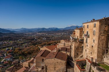 Pesche, Molise 'in Isernia eyaletindeki köy, San Marco Dağı' nın dik yamaçları boyunca tünemişti. Dağın yeşilliğine ve taşların grisine karşı beyaz bir nokta..