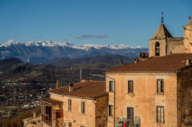 Pesche, Molise 'in Isernia eyaletindeki köy, San Marco Dağı' nın dik yamaçları boyunca tünemişti. Dağın yeşilliğine ve taşların grisine karşı beyaz bir nokta..