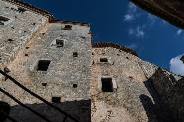 Pesche, Molise 'in Isernia eyaletindeki köy, San Marco Dağı' nın dik yamaçları boyunca tünemişti. Dağın yeşilliğine ve taşların grisine karşı beyaz bir nokta..