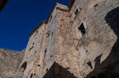 Pesche, Molise 'in Isernia eyaletindeki köy, San Marco Dağı' nın dik yamaçları boyunca tünemişti. Dağın yeşilliğine ve taşların grisine karşı beyaz bir nokta..