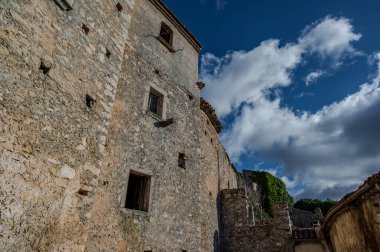 Pesche, Molise 'in Isernia eyaletindeki köy, San Marco Dağı' nın dik yamaçları boyunca tünemişti. Dağın yeşilliğine ve taşların grisine karşı beyaz bir nokta..