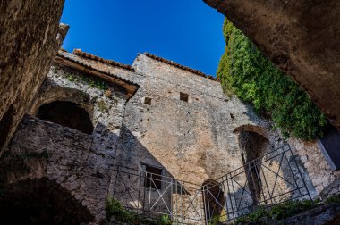 Pesche, Molise 'in Isernia eyaletindeki köy, San Marco Dağı' nın dik yamaçları boyunca tünemişti. Dağın yeşilliğine ve taşların grisine karşı beyaz bir nokta..