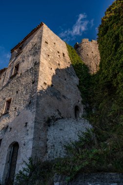 Pesche, Molise 'in Isernia eyaletindeki köy, San Marco Dağı' nın dik yamaçları boyunca tünemişti. Dağın yeşilliğine ve taşların grisine karşı beyaz bir nokta..