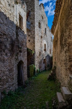 Pesche, Molise 'in Isernia eyaletindeki köy, San Marco Dağı' nın dik yamaçları boyunca tünemişti. Dağın yeşilliğine ve taşların grisine karşı beyaz bir nokta..