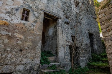 Pesche, Molise 'in Isernia eyaletindeki köy, San Marco Dağı' nın dik yamaçları boyunca tünemişti. Dağın yeşilliğine ve taşların grisine karşı beyaz bir nokta..